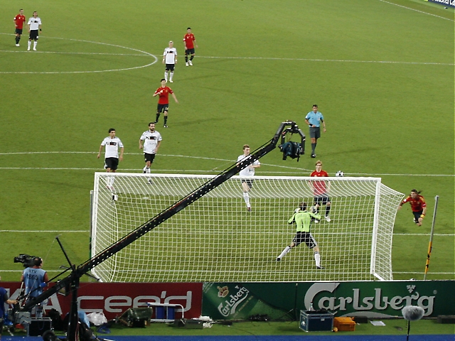 Ramos nickar ensam framför Lehman, som reflexräddade undan det som hade inneburit 2-0 för Spanien.